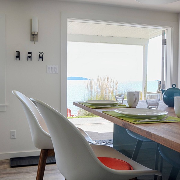 Fully-equipped, comfortable, modern oceanfront suite right on the beach!