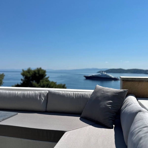 Fully equipped seafront house with spectacular seaview & small beach right below