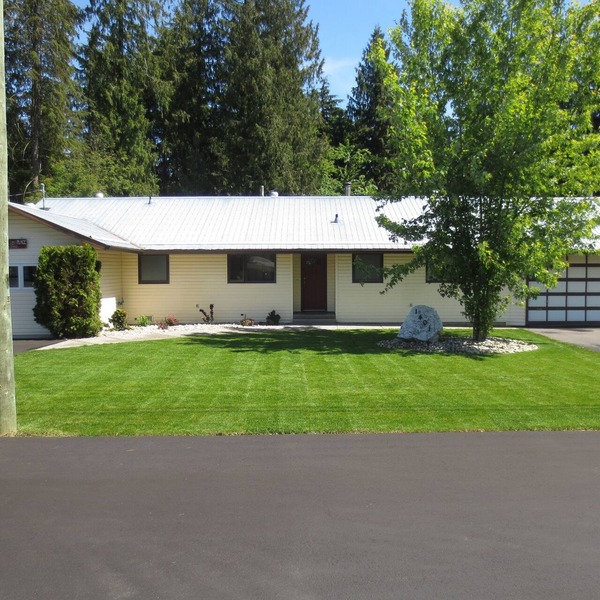 Fully Furnished, 2000 Square Foot Rancher Style Home, With Air Conditioning