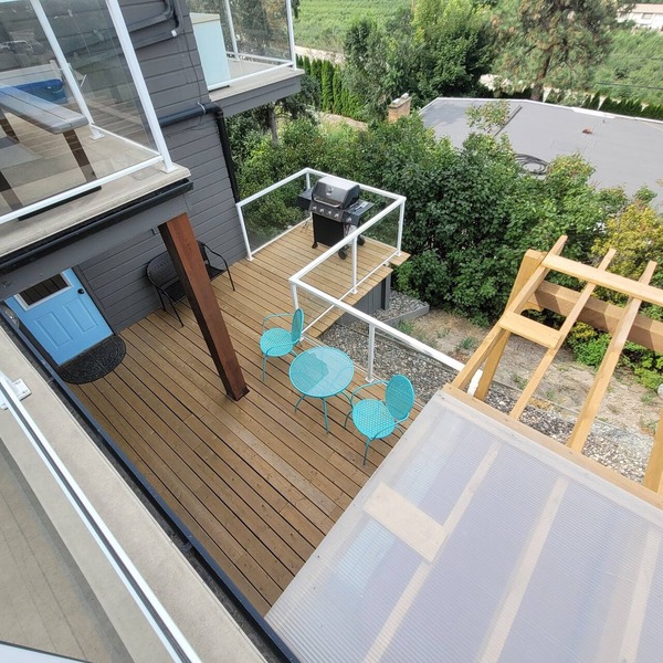 FULLY LICENCED : Private HEATED POOL and hot tub with Okanagan valley view