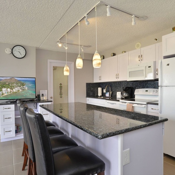 Fully Remodeled Unit with Free Parking, Swimming Pool, Hottub, Sauna and More