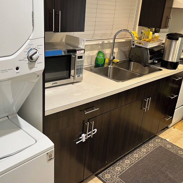 Fully, self contained unit, private entrance, all amenities, full kitchen,