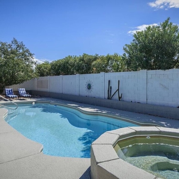 Fully Updated 4Bedroom House with PRIVATE POOL & HOT TUB-Close to Sombrero Peak!