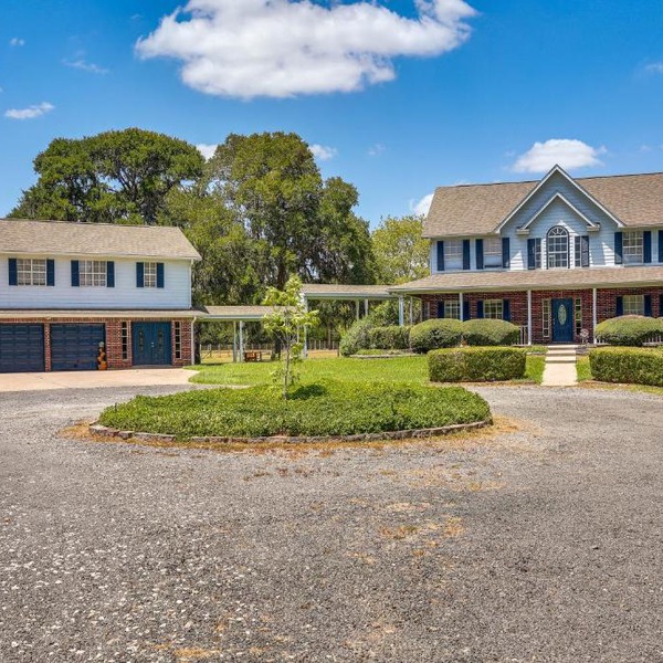 Fulshear Vacation Rental with Guest House and Deck!