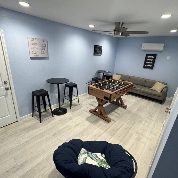 Fun Family Getaway Near Kemah Boardwalk, Game Room, BBQ Grill & Coastal Vibes!