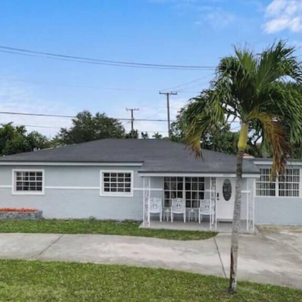 Funhouse – Pool Table, Games & South Florida Sun!"