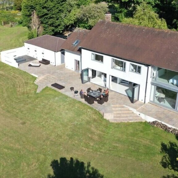 (G)STUNNING SUBSTANTIAL HOUSE IN EXCLUSIVE LOCATION