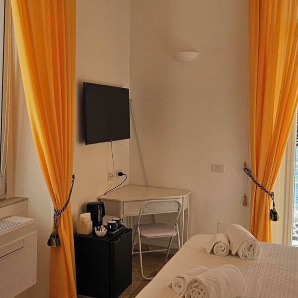Galene - beachfront Costa d'AmalfinnCharming double bedroom with seaview balcony