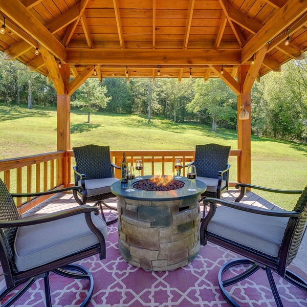 Game Room & Deck: Serene Ava Countryside Home