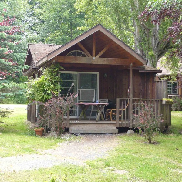 Garden Studio Cabin w/peek-a-boo views - 1 min walk to beach!