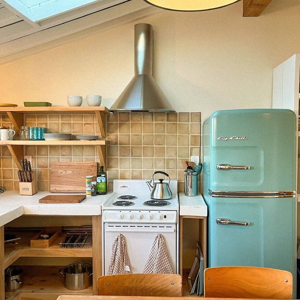 Garden Studio - Sunny deck with views of the Ocean and walkable to Downtown.