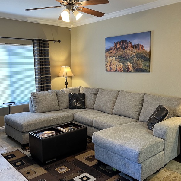 Gated Condo; pool, hot tub, gym, 2 bedrooms, 2 bath, 5 min to Cardinals Stadium