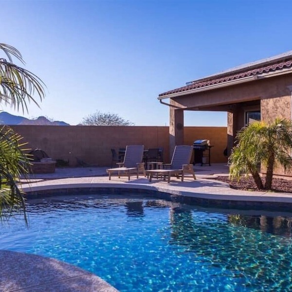 Gated spacious oasis w/ pool, BBQ, huge kitchen