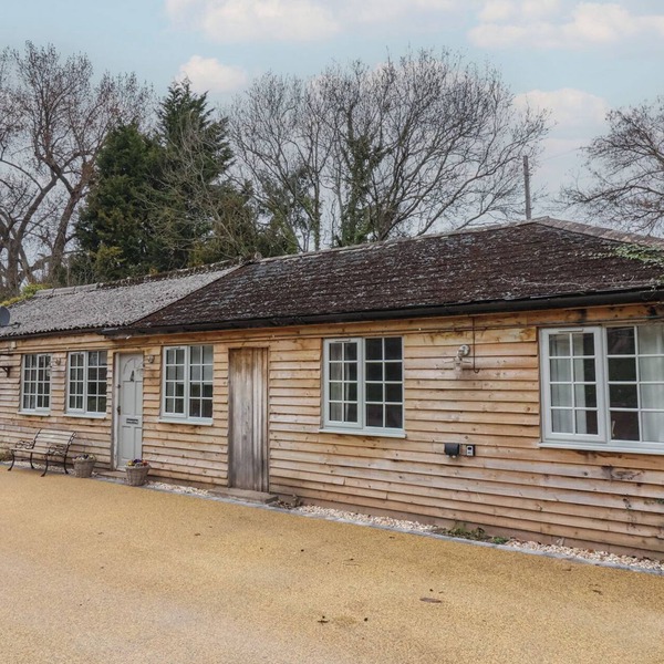 GATEKEEPER'S COTTAGE, pet friendly, with hot tub in Roadwater