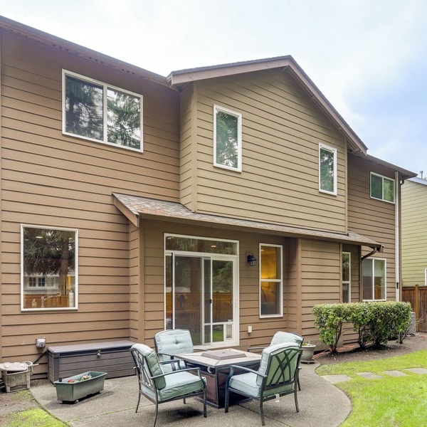 Gateway to Greater Seattle! Spacious, Modern Home