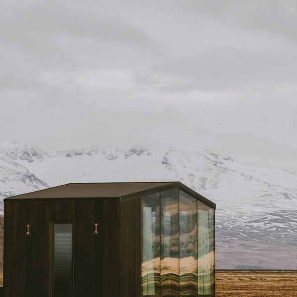 Georg luxury lodge facing Seljalandsfoss with private spa, sauna & glass roof