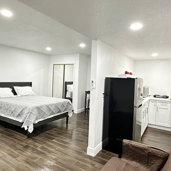 Getaway / Private SUITE B Tranquility 🏡 close to ✈️ beach, mall, park, zoo