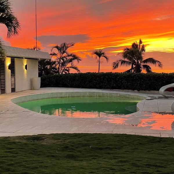Glam Mid Century Modern 4-bedroom oceanfront estate in wonderful Honolulu