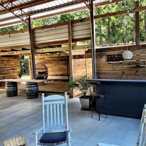 “Glamping” cute tiny cottage with huge outside area to hang out by the fire pit