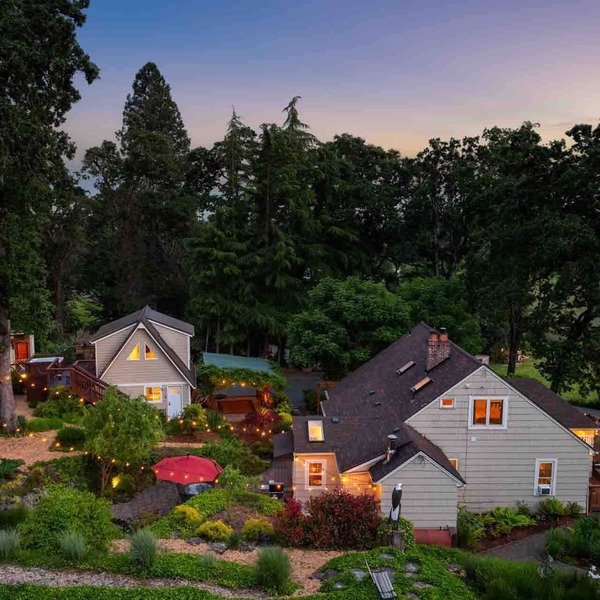 Go BeyOnd Ordinary & Escape to this Magnificent Wine Country Retreat, Golf, Hot Tub, Close to PDX