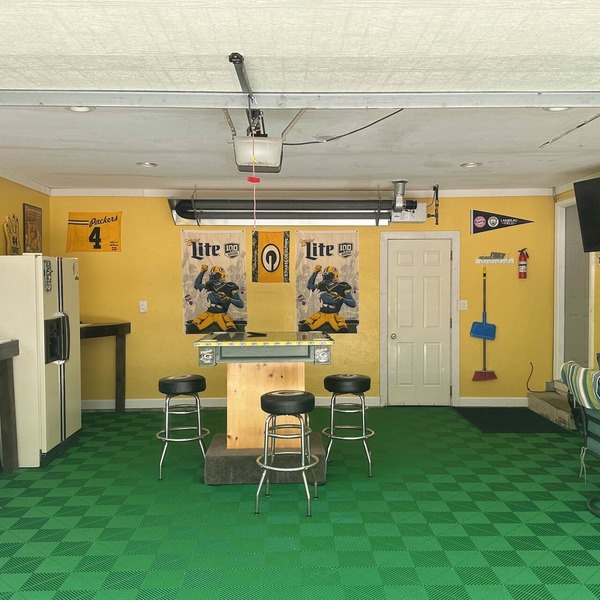 Go Pack 1090 steps from Lambeau entrance - Heated Garage