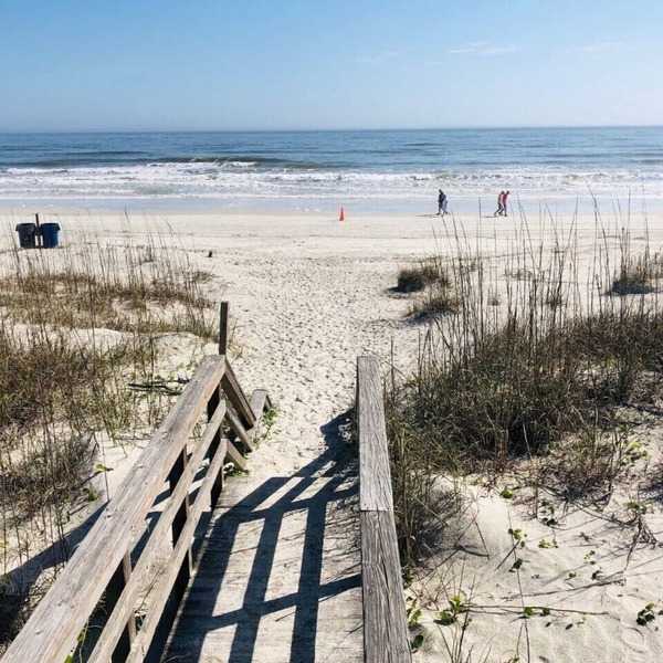 GOIN COASTAL Beach House, 3/2, Sleeps 10, 3 min Walk To The Beach