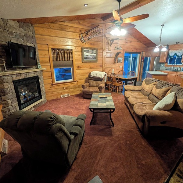 Golf, Relax, Repeat – Cabin Close to the Golf Course & Downtown EVL