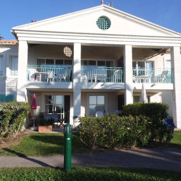 Gorgeous 1-bedroom resort in tranquil Saint-Raphaël perfect for relaxing