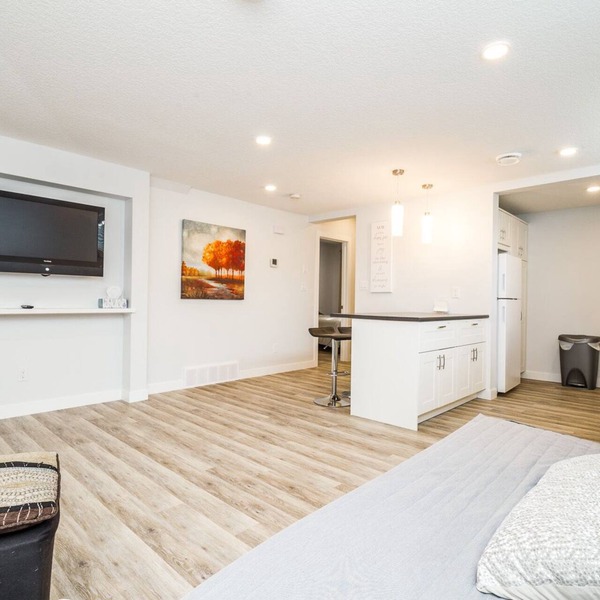 Gorgeous 2 bed suite centrally located in Edmonton