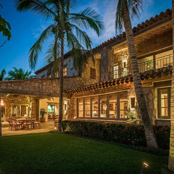 Gorgeous 8 BR Beachfront Koll Estate w/Private Pool, A/C, WiFi, BBQ + More!