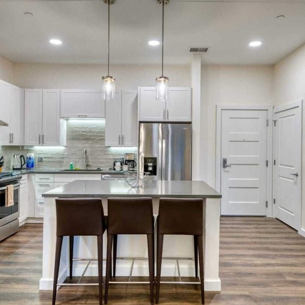 Gorgeous Apt Near Shipyards with Pool