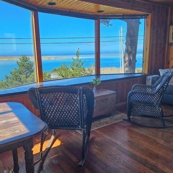 Gorgeous Bay view upper level apartment!
