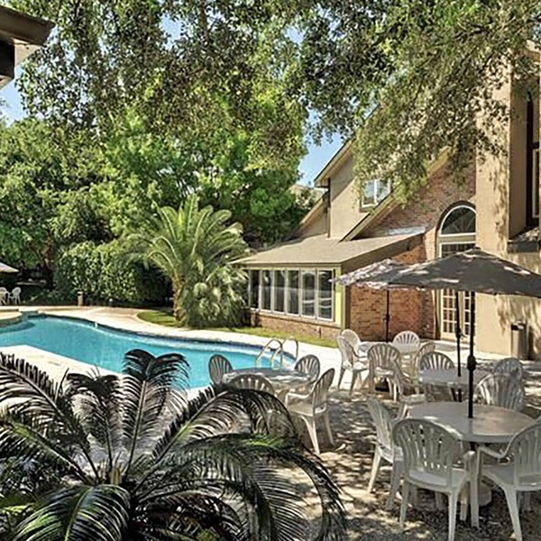 Gorgeous condo with great pool, massage chair!