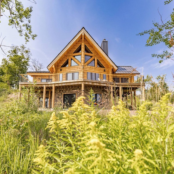 Gorgeous custom built log home on Lake Superior