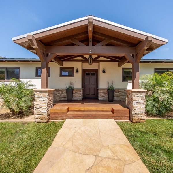 Gorgeous Detached Custom Craftsman Home - Walk to Beach!
