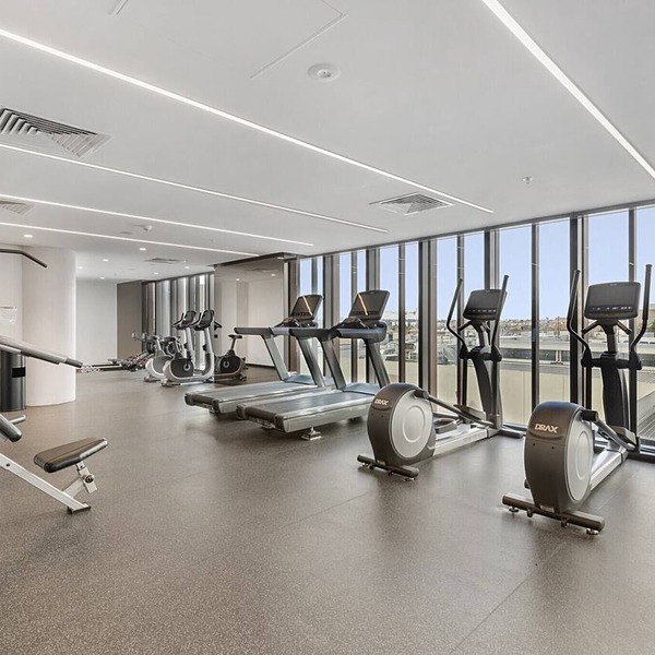 Gorgeous High-Rise Unit with Sky Bar, Pool and Gym