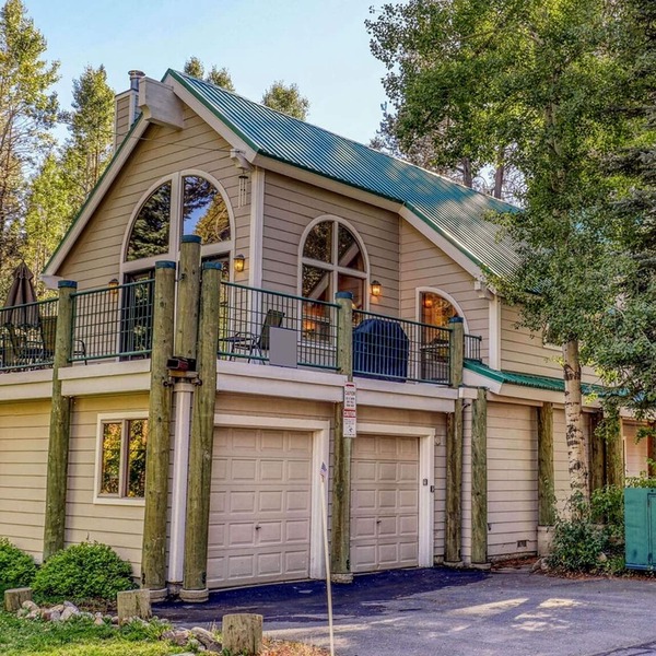 Gorgeous lakefront escape with fireplace, close to skiing