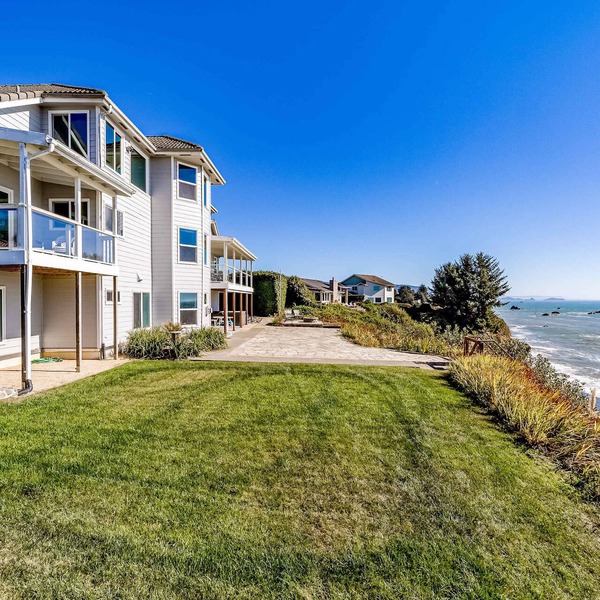 Gorgeous oceanfront estate with amazing views & hot tub - steps to quiet beach