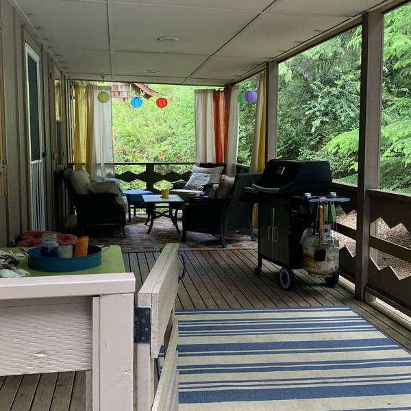 Gorgeous open concept. King, queen and bunks. Kayaks, games, videos. Family fun!