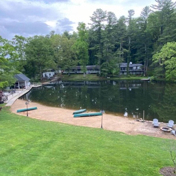 Gorgeous serene lake and beach front hide away
