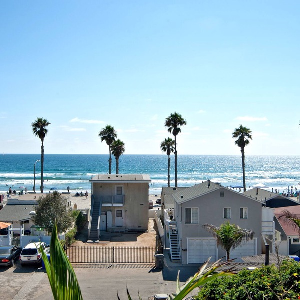 GORGEOUS & SPACIOUS FRONT OCEAN VIEW 2-KING BEDROOMS, LG DECK STEPS TO THE BEACH