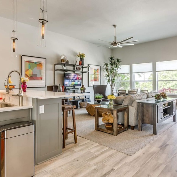 GORGEOUS & SPACIOUS LUXURY DOWNTOWN FORT WORTH TOWNHOME, CLOSE TO EVERYTHING!
