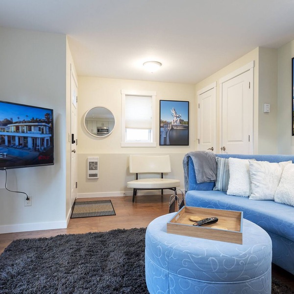 Gorgeous, upscale one-bedroom suite in a quiet neighbourhood - dog friendly