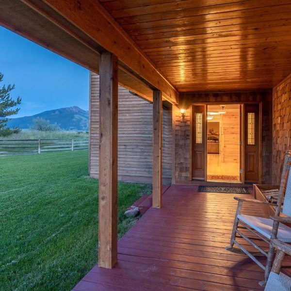 Gorgeous Views, Big Hot Tub, 2 Fireplaces, IR Sauna, Spacious Rooms, Huge Deck