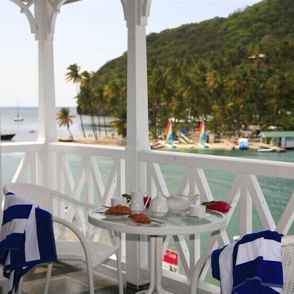 Gorgeous Waterfront Apartment with free access to Zoetry Hotel, Marigot Bay