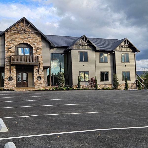 Grand Forge Lodge - 16 Bedrooms in the MIDDLE of Pigeon Forge! Loaded!