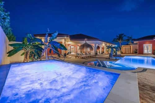 Grand Luxury Villa, 2 min Eagle Beach, 7 Rooms, Gym, Billiard Pool, HotTub, Piano and more!