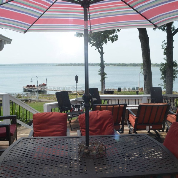 GRAND PANORAMIC RETREAT, 6 BR, 3 BA, 300' Lakefront, Dock & Launch! NEW