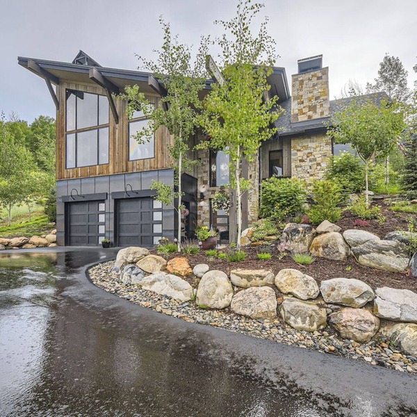 Grand Upscale 4-bedroom home with gourmet kitchen in Silverthorne, CO