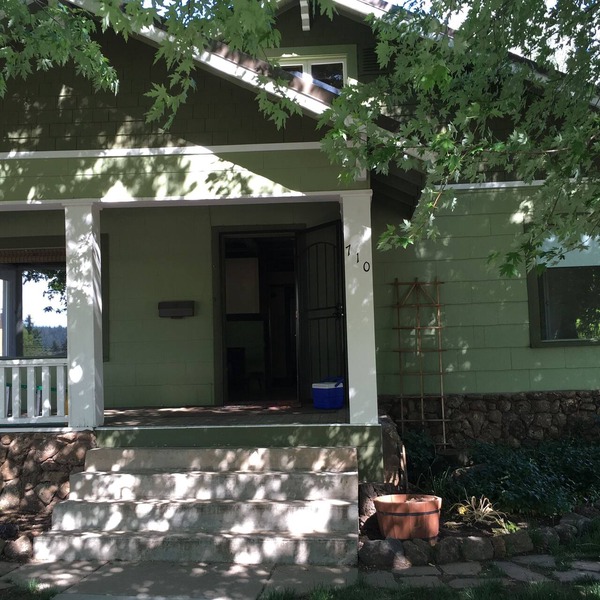 GREAT DOWNTOWN LOCATION - 5 minute walk to downtown shopping and dining